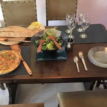 1 Bed-sleeps 2-gardens-pool-10 Min To